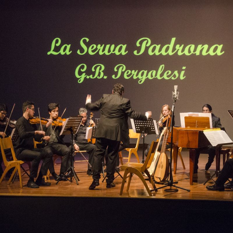 Orquesta en escenario 11
